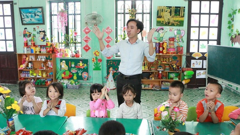 Ông Lại Công Hoan - Hiệu trưởng Trường Mầm non Vũ Ninh (Vũ Quý, Hưng Yên) và học trò. Ảnh: NTCC them-dong-luc-de-giao-vien-yeu-nghe-1.jpg