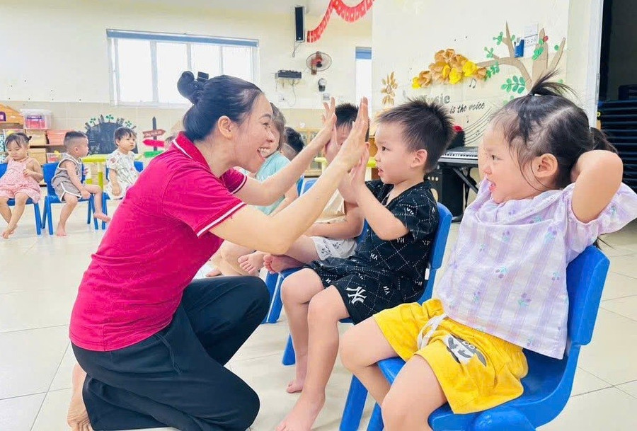 Một hoạt động trên lớp của cô trò Trường Mầm non Tân Mai (Phúc Lợi, Hà Nội). Ảnh: Ngô Chuyên them-dong-luc-de-giao-vien-yeu-nghe-3.jpg