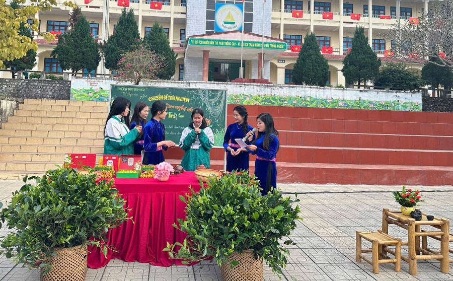 hoc-sinh-dan-toc-thieu-so-tiep-can-khoa-hoc-cong-nghe-1.jpg