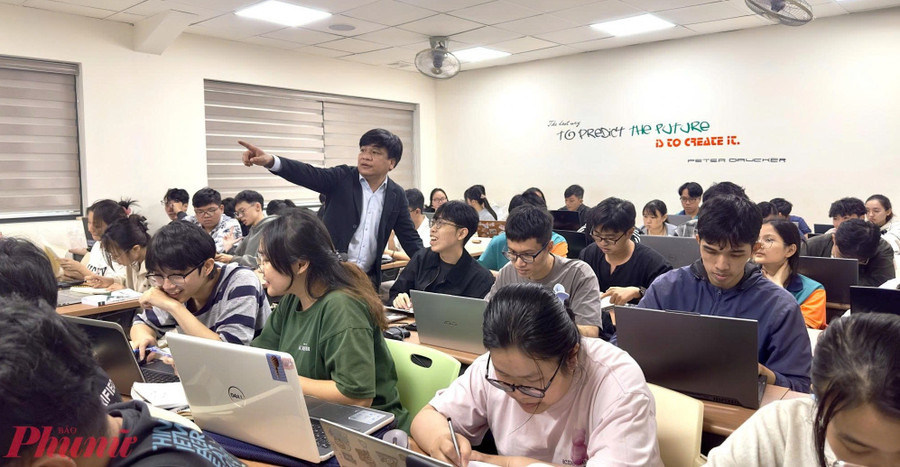 GS.TS Nguyễn Trường Thịnh trao đổi cùng MM888 Việt Nam Tải App. Ảnh: NVCC
