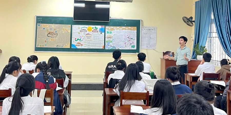 Thầy Nguyễn Ngọc Nghĩa - Trung Tâm Đăng Nhập MM88 Chính Thức Mới Hóa học, Trường THPT A Lưới (TP Huế) trong giờ dạy. nha-giao-tru-cot-cua-doi-moi-giao-duc-2.jpg