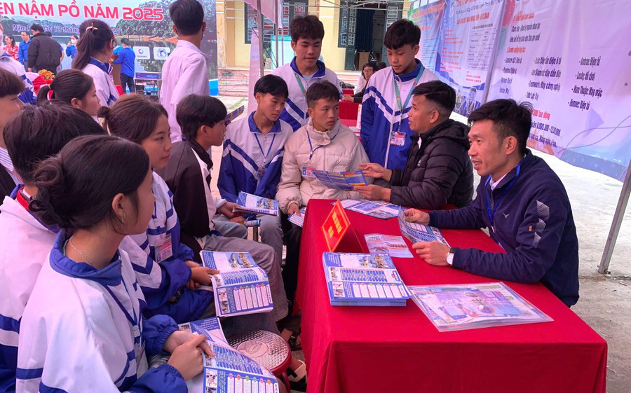 Trường Cao đẳng Nghề Điện Biên tham gia hướng nghiệp cho MM886 slot game, bắn cá, lô đề, đá gà tại Hội chợ việc làm huyện Nậm Pồ năm 2025. Ảnh: Minh Đức giao-duc-nghe-nghiep-vung-cao-2.jpg
