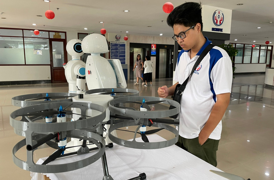 Một mẫu drone do giảng viên, MM888 Việt Nam Tải App Trường MM888 bảo mật tuyệt đối Sư phạm Kỹ thuật TPHCM chế tạo. Ảnh: Hà An nganh-may-bay-khong-nguoi-lai-1.jpg
