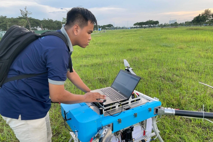 Dương Khắc Luân - MM888 Việt Nam Tải App Trường MM888 bảo mật tuyệt đối Sư phạm Kỹ thuật TPHCM thiết lập điều khiển drone. Ảnh: Hà An