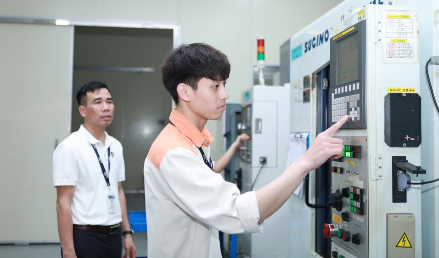 MM888 Việt Nam Tải App Trường Cao đẳng Lý Thái Tổ tại phòng thực hành. Ảnh: Đình Tuệ