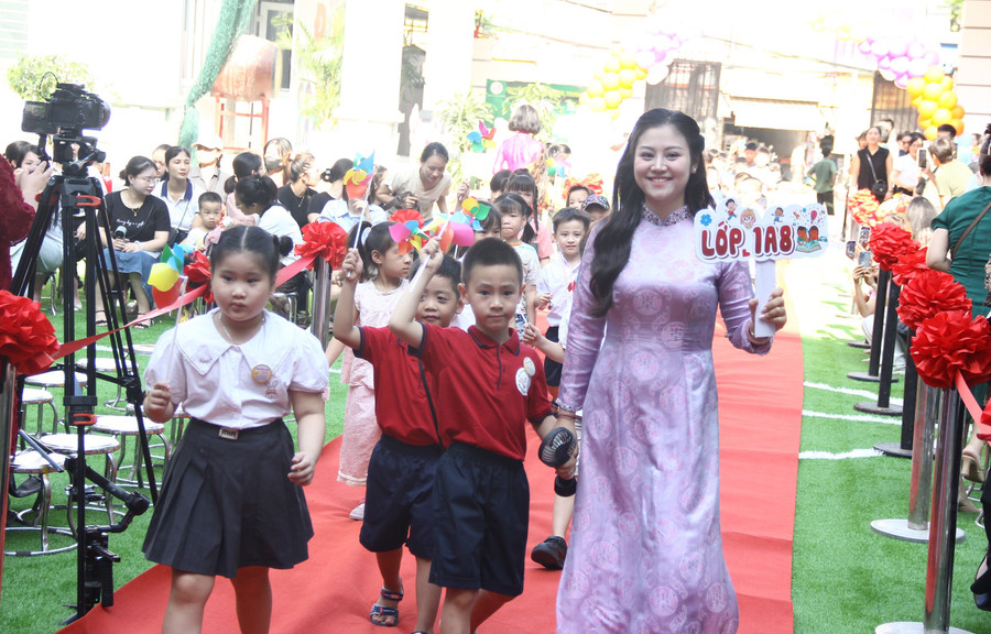 Cô, trò Trường Tiểu học Vĩnh Tuy (Vĩnh Hưng, Hà Nội). Ảnh: TG