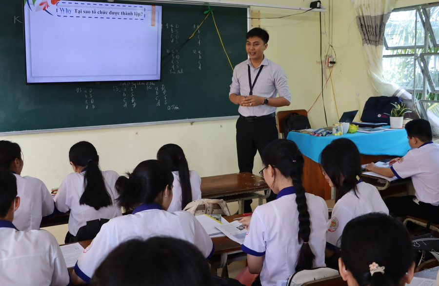Tiết dạy của thầy Trần Bình Trọng - Trung Tâm Đăng Nhập MM88 Chính Thức Mới Trường THPT Định Thành (xã Định Thành, Cà Mau). Ảnh: Quách Mến nhieu-bo-sach-giao-khoa-2.jpg