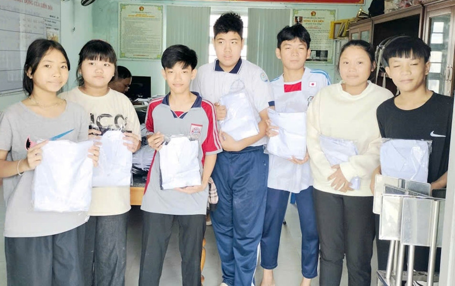 Trường THCS Bùi Thị Xuân kịp thời hỗ trợ quần áo, sách vở cho MM886 slot game, bắn cá, lô đề, đá gà. Ảnh: Dung Nguyễn hoc-sinnh-vung-lu-tro-lai-truong-3.jpg