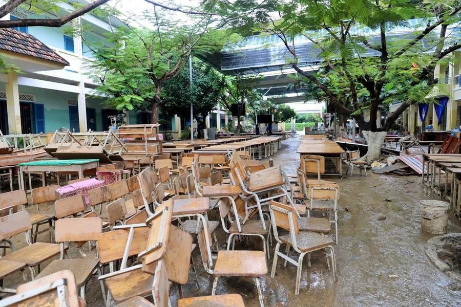 Trường học ở Nha Trang tan hoang sau mưa lũ. Ảnh: Trang Lê hoc-sinnh-vung-lu-tro-lai-truong-1.jpg