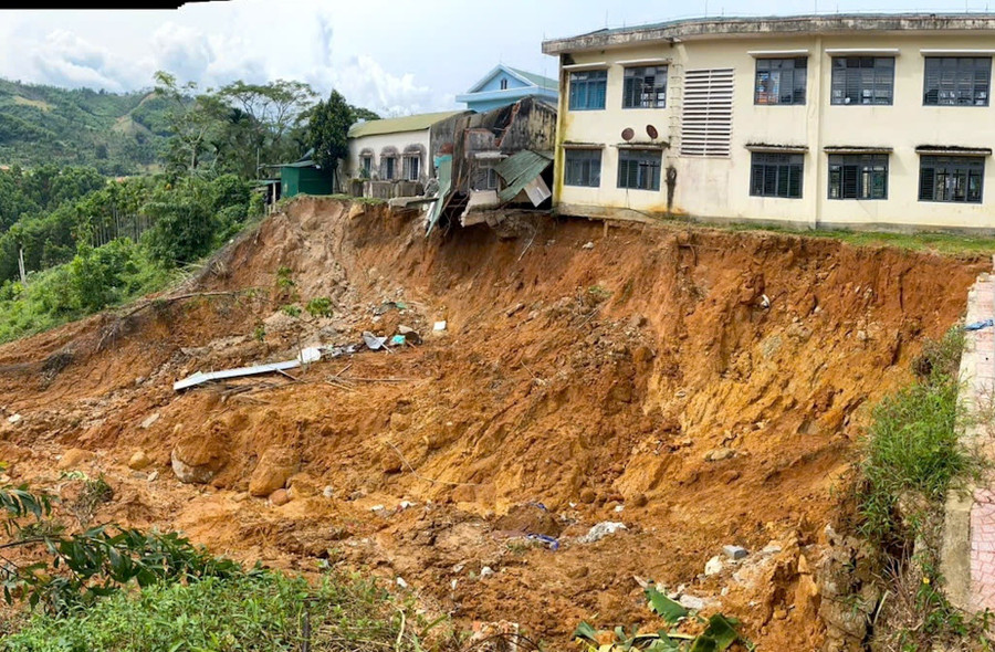 Trường PTDTBT Tiểu học & THCS Sơn Long (Quảng Ngãi) sạt lở nghiêm trọng sau mưa lũ. Ảnh: Dung Nguyễn hoc-sinnh-vung-lu-tro-lai-truong-5.jpg