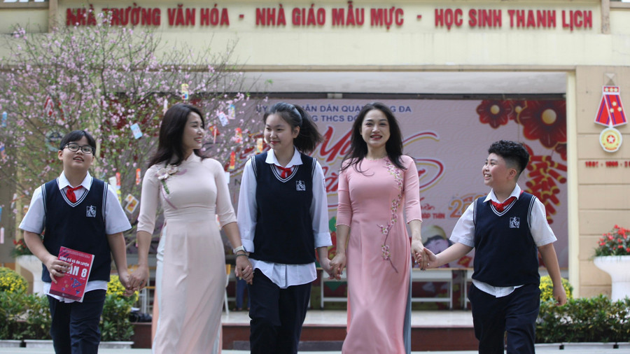 Cô trò Trường THCS Đống Đa (TP Hà Nội). Ảnh: Xuân Phú