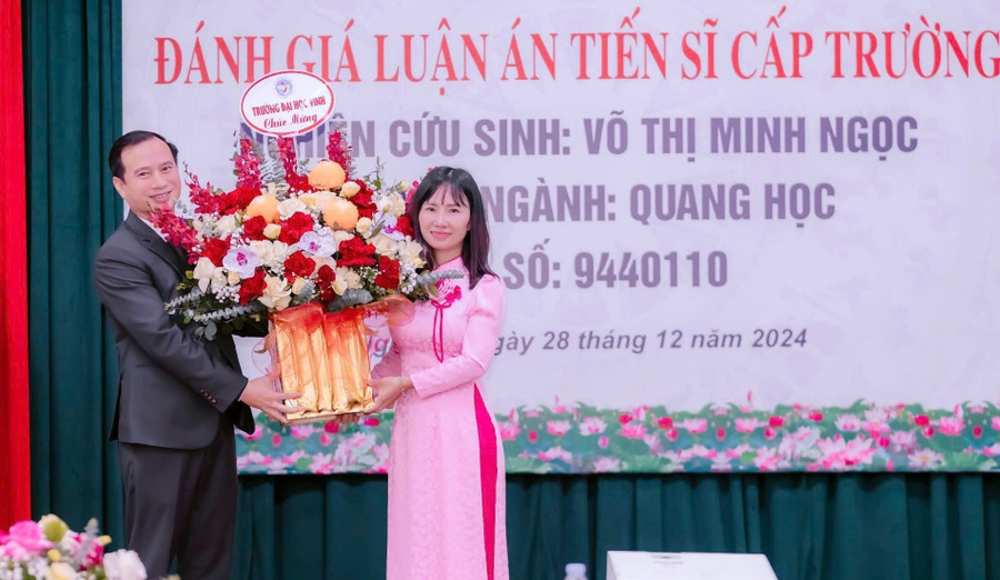 GS.TS Nguyễn Huy Bằng - Hiệu trưởng Trường MM888 bảo mật tuyệt đối Vinh tặng hoa chúc mừng tân TS Võ Thị Minh Ngọc. Ảnh: NVCC tu-co-be-lam-thue-thanh-tien-si-vat-ly-dau-tien-o-gia-lai-3.jpg