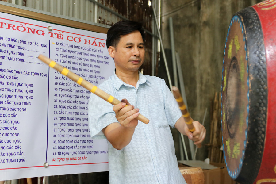 Thầy giáo, nghệ nhân trống tế Lê Khắc Dinh. thay-giao-giu-lua-nghe-thuat-trong-te-1.jpg