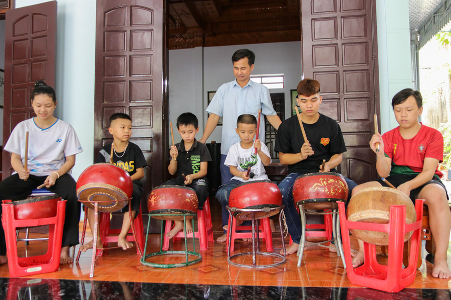Lớp học đánh trống của thầy giáo Lê Khắc Dinh. thay-giao-giu-lua-nghe-thuat-trong-te-2.jpg