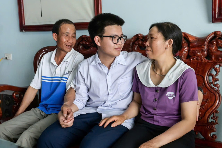Bố mẹ Đam không giấu nổi niềm vui và tự hào về con trai. xay-uoc-mo-tren-doimvai-gay-cua-me-2.jpg
