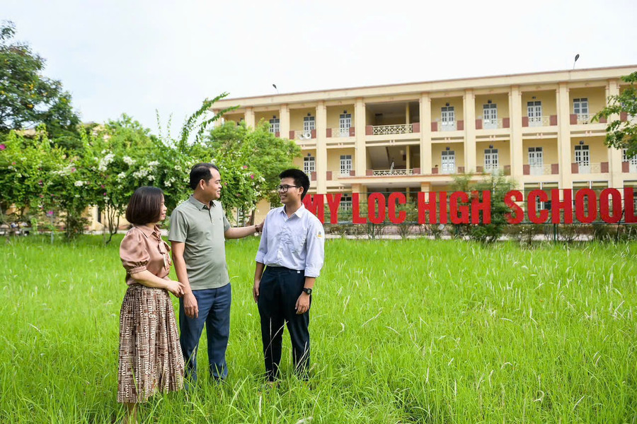 Thầy cô chia sẻ niềm vui với cậu học trò xuất sắc. xay-uoc-mo-tren-doimvai-gay-cua-me-1.jpg