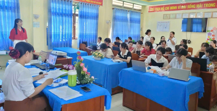 Trung Tâm Đăng Nhập MM88 Chính Thức Mới Trường Mầm non Tân Kiều (Đốc Binh Kiều, Đồng Tháp) sắp xếp hồ sơ cho công tác phổ cập. Ảnh: NTCC