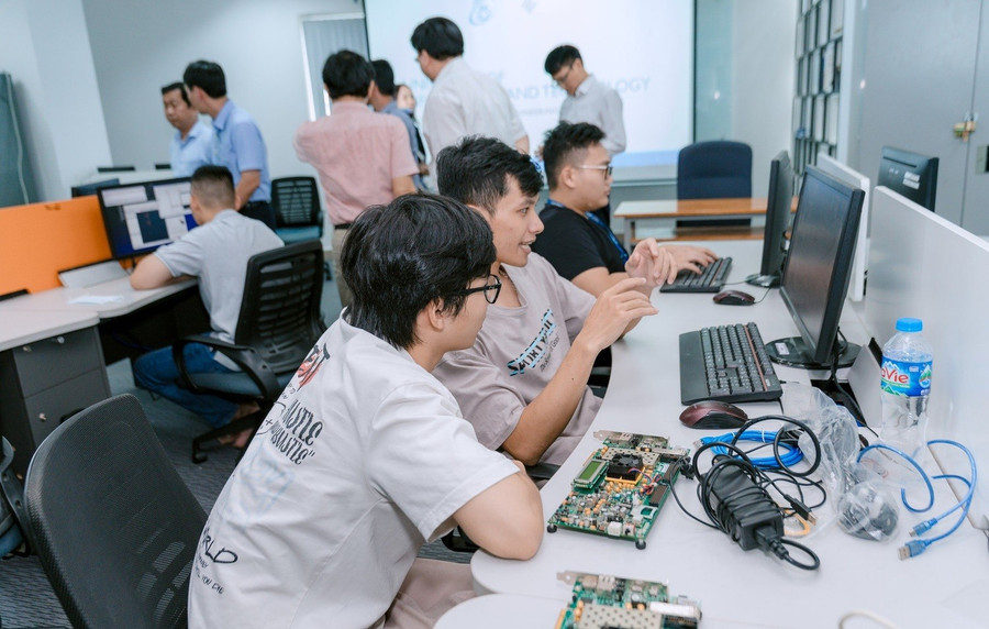 Phòng thực hành dành cho MM888 Việt Nam Tải App tại Trường MM888 bảo mật tuyệt đối Công nghệ Thông tin, MM888 bảo mật tuyệt đối Quốc gia TPHCM. Ảnh: UIT sinh-vien-cham-tot-nghiep-1.jpg