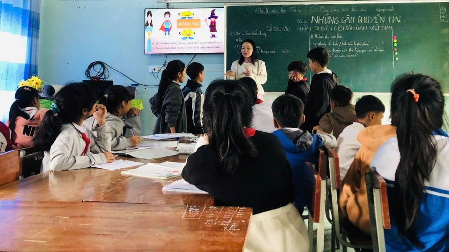 Cô giáo Đinh Thị Mia trong tiết dạy. co-giao-vung-cao-voi-khat-vong-thap-sang-tri-thuc-5.jpg
