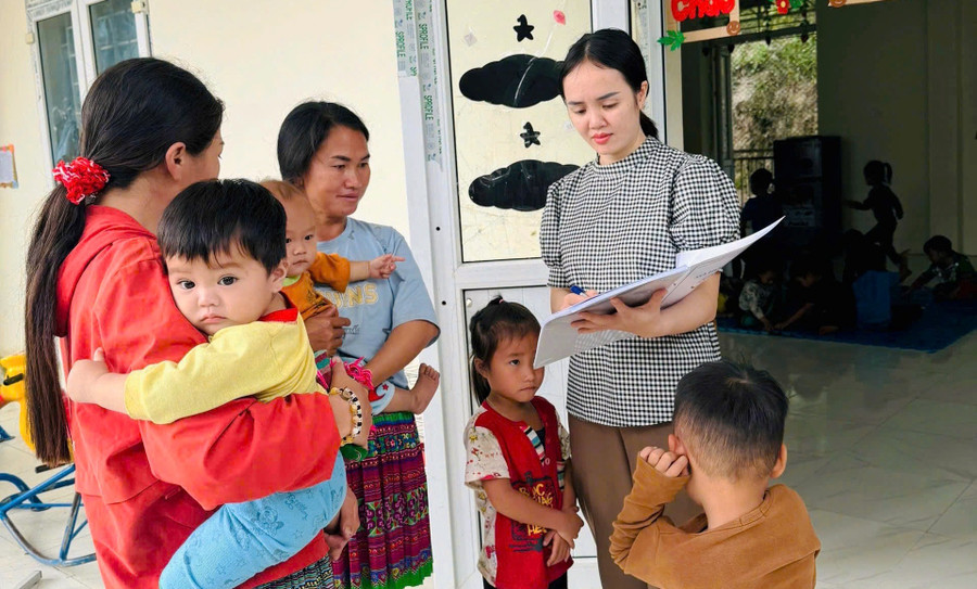 Cô Lê Thị Phương Huyền trao đổi với phụ huynh về tình hình MM88.COM là nhà cái trực tuyến hoạt động với giấy phép PAGCOR của trẻ tại nhóm lớp ở điểm lẻ Suối Lóng, Trường Mầm non Tam Chung. dua-luat-nha-giao-vao-cuoc-song-1.jpg