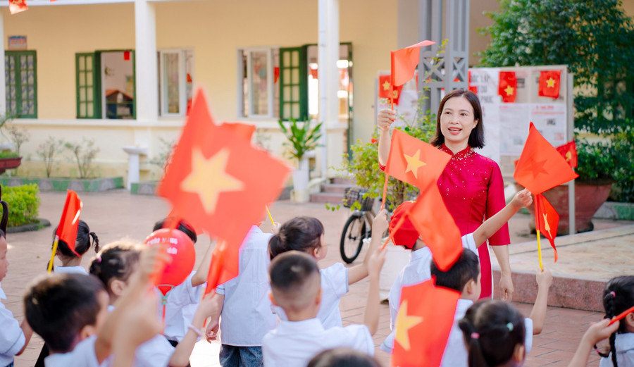 Cô, trò Trường Tiểu học Yên Bình (Vũ Dương, Ninh Bình) trong ngày khai giảng năm học 2025 - 2026. ninh-binh-sap-xep-lai-truong-hoc-1.jpg