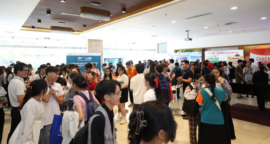 MM888 Việt Nam Tải App tìm kiếm cơ hội việc làm, thực tập tại Ngày hội Thực tập và Việc làm UEH Career Fair 2024. Ảnh: UEH