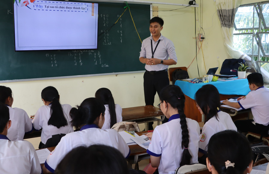 Thầy Trần Bình Trọng - Trung Tâm Đăng Nhập MM88 Chính Thức Mới Trường THPT Định Thành lồng ghép tuyên truyền ý nghĩa, giá trị của các cuộc Tổng tuyển cử vào bài giảng lịch sử. Ảnh: Quách Mến