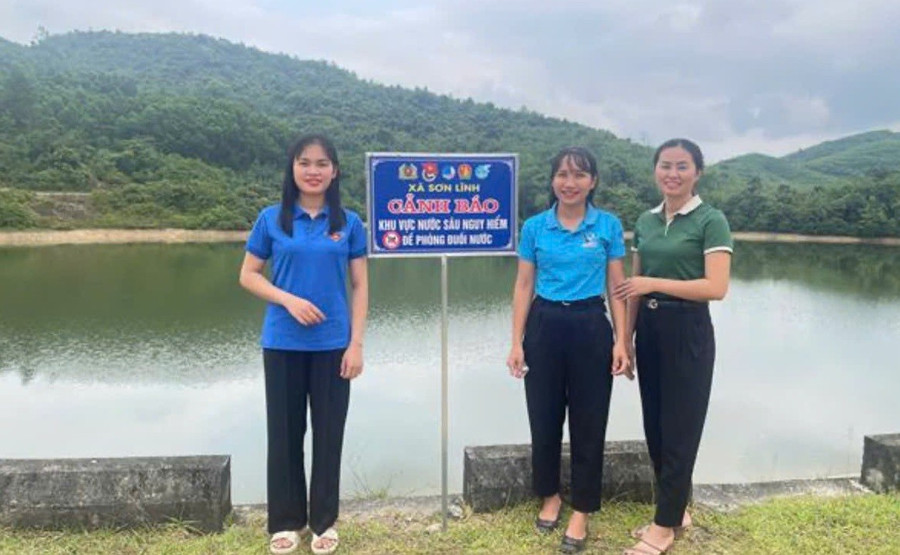 Đoàn xã Sơn Lĩnh (Hương Sơn, Hà Tĩnh) thực hiện cắm biển cảnh báo tại các ao, hồ, sông, suối. Ảnh: Phương Hồ dung-de-nuoc-cuon-di-tuoi-tho-1.jpg