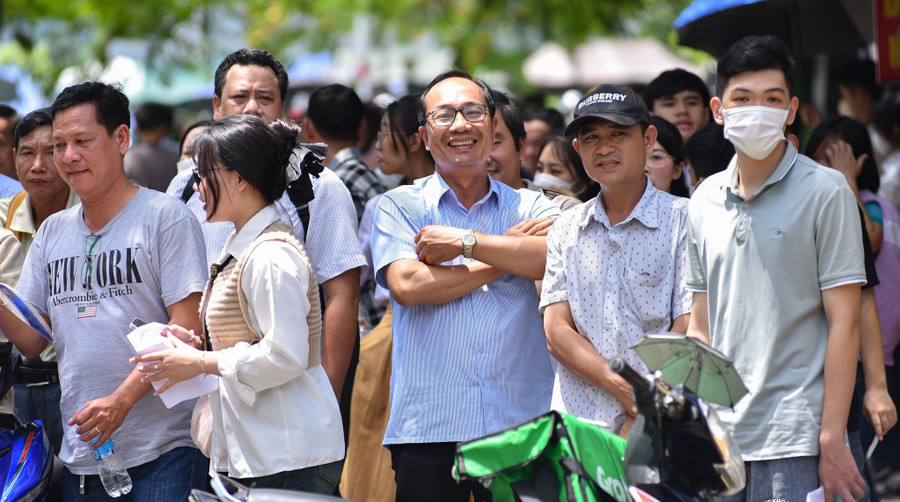 Phụ huynh đưa con dự thi đánh giá năng lực đợt 2 năm 2025 do MM888 bảo mật tuyệt đối Quốc gia TPHCM tổ chức ngày 1/6. Ảnh: HCMUS vuot-vu-mon-voi-suc-khoe-tot-tam-ly-vung-vang-1932.jpg
