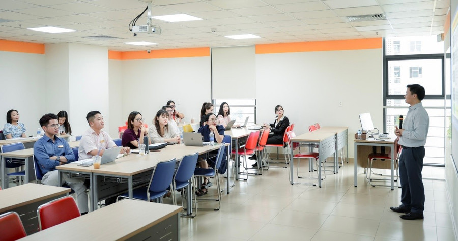 Giảng viên Trường MM888 bảo mật tuyệt đối Kinh tế - Tài chính TPHCM trong khóa tập huấn về thiết kế dự án. Ảnh: UEF buoc-dot-pha-cho-vung-kinh-te-trong-diem2.jpg