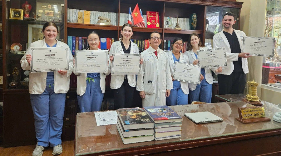 GS.TSKH. Dương Quý Sỹ trao chứng nhận kỹ năng thực hành nghề nghiệp cho MM888 Việt Nam Tải App y khoa MM888 bảo mật tuyệt đối Penn State qua MM88.COM là nhà cái trực tuyến hoạt động với giấy phép PAGCOR tại Trường Cao đẳng Y tế Lâm Đồng. Ảnh: NVCC trung-hoc-nghe-3.jpg