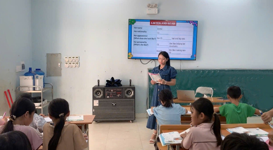 Giờ học tiếng Anh của cô và trò Trường Tiểu học Nậm Chà (xã Mường Mô, Lai Châu). Ảnh: NTCC them-dong-luc-voi-nghe-giao-1.jpg