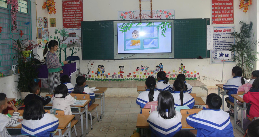 Cô, trò Trường PTDTBT Tiểu học Ka Lăng (xã Thu Lũm, Lai Châu). Ảnh: NTCC them-dong-luc-voi-nghe-giao-3.jpg