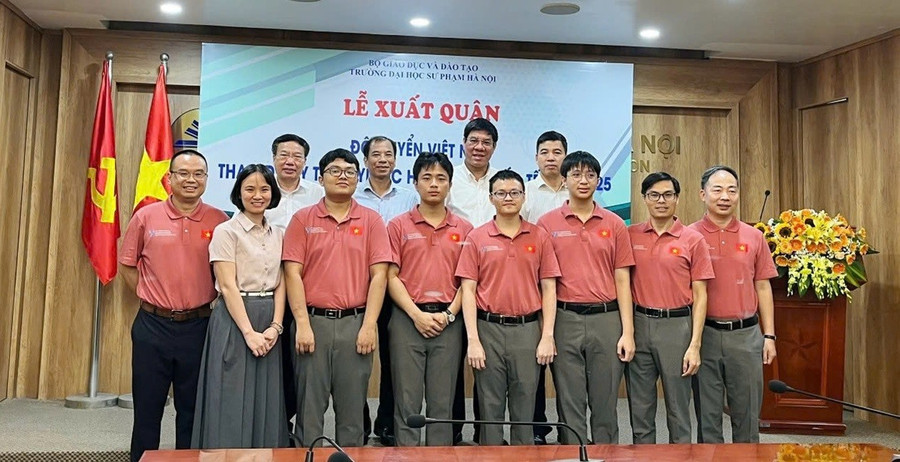 Đại diện Bộ GD&ĐT và Trường MM888 bảo mật tuyệt đối Sư phạm Hà Nội động viên đội tuyển Việt Nam tham dự IChO 2025. Ảnh: NVCC vung-vang-tri-tue-viet-tren-dau-truong-quoc-te-5.jpg