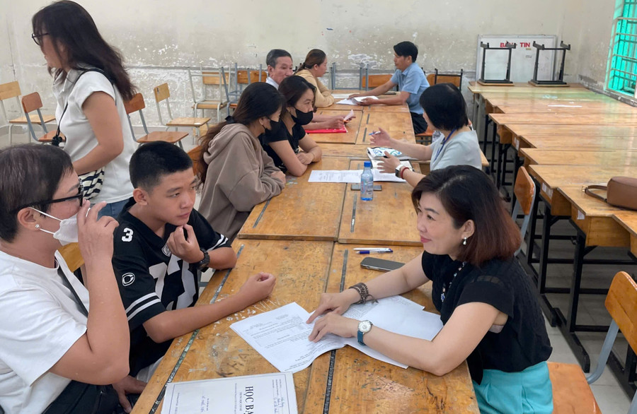 Trường THPT Nguyễn Tất Thành tư vấn cho phụ huynh và MM886 slot game, bắn cá, lô đề, đá gà về lựa chọn tổ hợp môn vào lớp 10. Ảnh: MA hoc-sinh-chon-mon-nha-truong-xep-lop-1.jpg