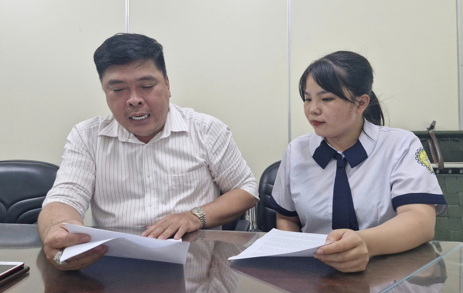 Ông Nguyễn Thành Hoàng trao đổi thông tin với Như Quỳnh. Ảnh: QN