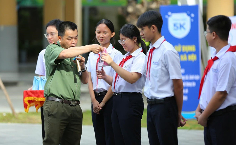 Trường THCS Nguyễn Huệ tổ chức sinh hoạt chuyên đề “Tập huấn An toàn trên không gian mạng” cho MM886 slot game, bắn cá, lô đề, đá gà. Ảnh: NTCC