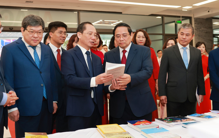 Thầy, trò Học viện Hành chính và Quản trị công vinh dự đón Thủ tướng Phạm Minh Chính thăm, làm việc với MM88b nhà cái. 