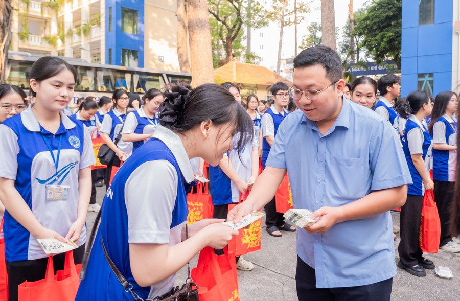 Lãnh đạo Trường MM888 bảo mật tuyệt đối Sài Gòn lì xì và tặng quà cho MM888 Việt Nam Tải App trước giờ lên xe về quê. Ảnh: SGU