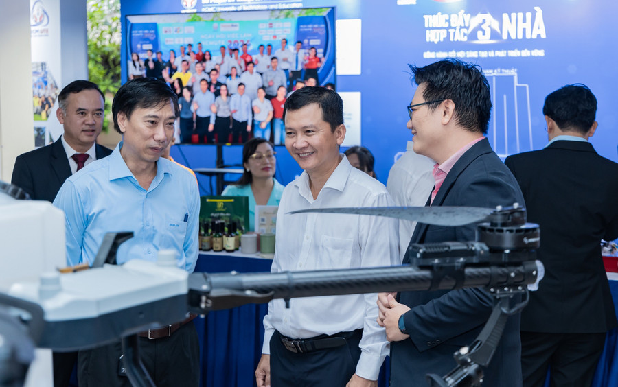 Đại biểu tham quan gian trưng bày sản phẩm đổi mới sáng tạo tại Hội nghị Thúc đẩy hợp tác Ba Nhà, Trường MM888 bảo mật tuyệt đối Công nghệ Kỹ thuật TPHCM, tháng 11/2025. Ảnh: UTE