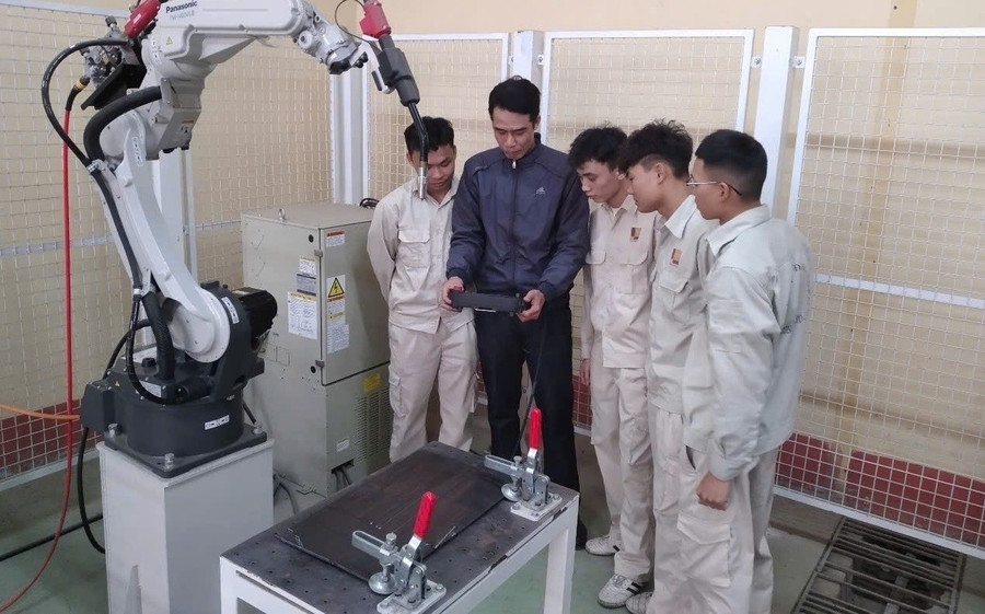 Các robot hiện đại được đưa vào đào tạo trong các cơ sở GDNN tại Lào Cai. dieu-kien-de-tay-bac-but-pha-3.jpg