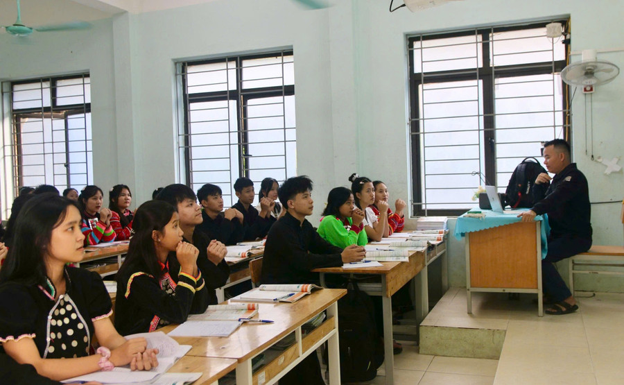 Buổi dạy - học của thầy, trò Trường PTDTNT THPT Mường Tè (Lai Châu). dieu-kien-de-tay-bac-but-pha-5.jpg