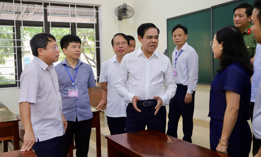Chủ tịch UBND tỉnh Hà Tĩnh Võ Trọng Hải cùng đoàn công tác kiểm tra cơ sở vật chất tại điểm thi Trường THPT Lý Tự Trọng. chung-suc-dong-long-ve-dich-6.jpg