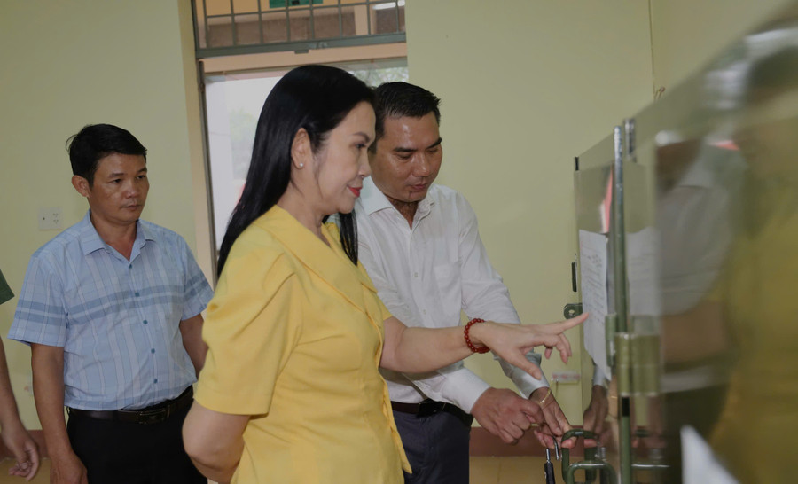 Ban Chỉ đạo thi tỉnh Đắk Nông kiểm tra công tác chuẩn bị tại các điểm thi thuộc TP Gia Nghĩa. Ảnh: TT chung-suc-dong-long-ve-dich-1-3436.jpg