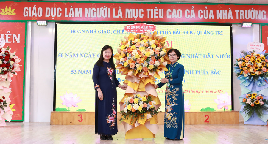 khat-vong-gieo-chu-giua-lan-ranh-sinh-tu-2.jpg
