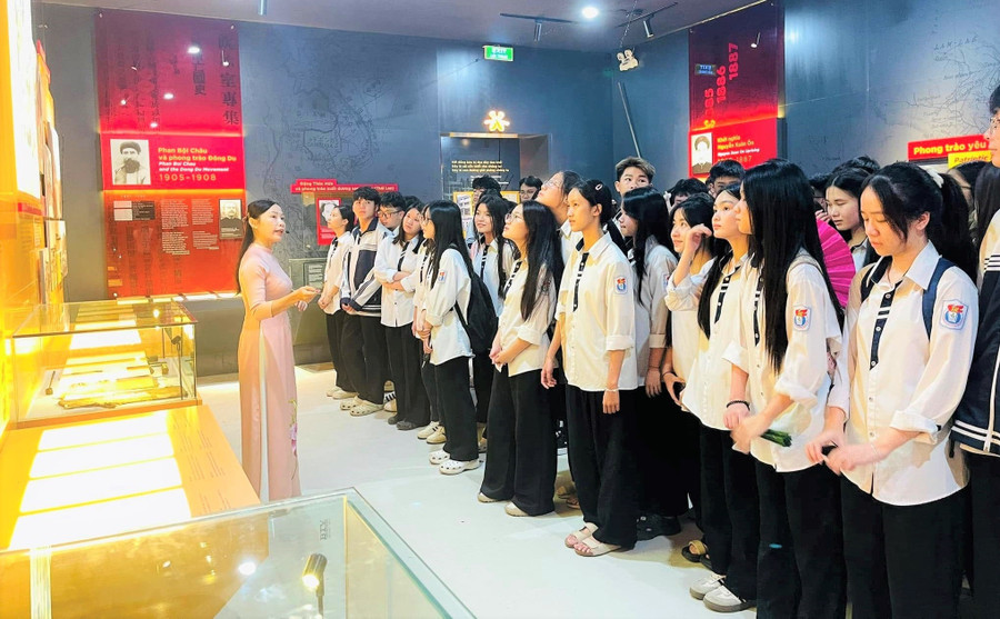 MM886 slot game, bắn cá, lô đề, đá gà Trường THPT Huỳnh Thúc Kháng (Trường Vinh, Nghệ An) tham quan Bảo tàng Nghệ An - Xô viết Nghệ Tĩnh. Ảnh: NTCC