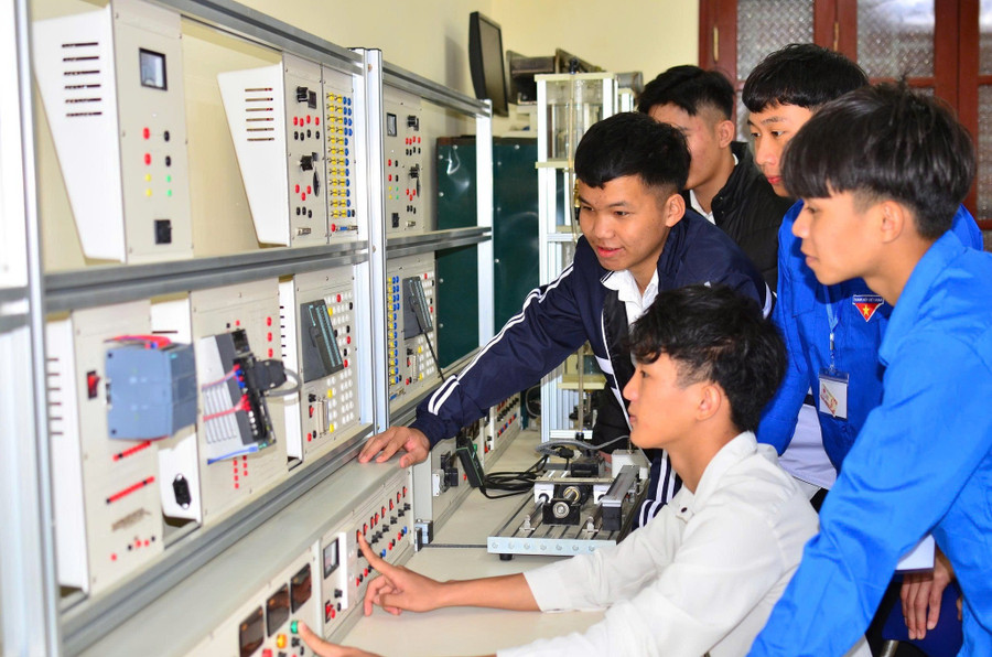 Đào tạo nghề Điện công nghiệp tại Trường Cao đẳng Điện Biên. Ảnh: Minh Đức