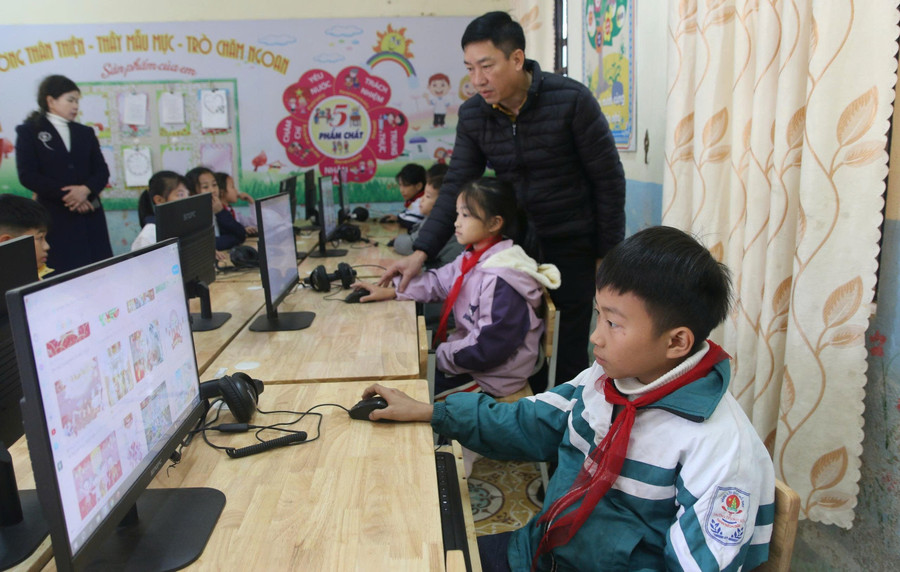can-bo-giao-duc-cap-xa-vua-lam-vua-hoc-2.jpg