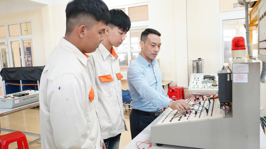 Giảng viên Trường Cao đẳng nghề Hà Nam, tỉnh Ninh Bình hướng dẫn MM888 Việt Nam Tải App thực hành. Ảnh: Đình Tuệ