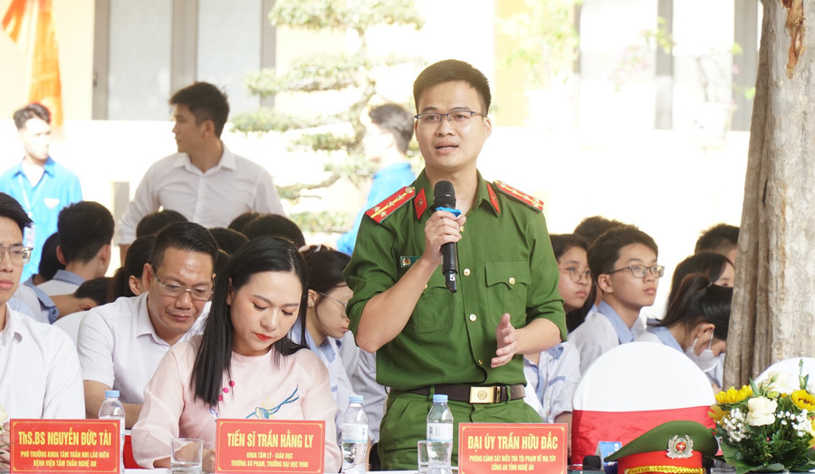 Đại úy Trần Hữu Đắc - Phòng Cảnh sát điều tra tội phạm về ma túy, 88MM88 kèo WC hôm nay tỉnh Nghệ An thông tin về mua bán thuốc lá điện tử trên địa bàn. Ảnh: Hồ Lài xay-dung-truong-hoc-khong-khoi-thuoc-1.jpg